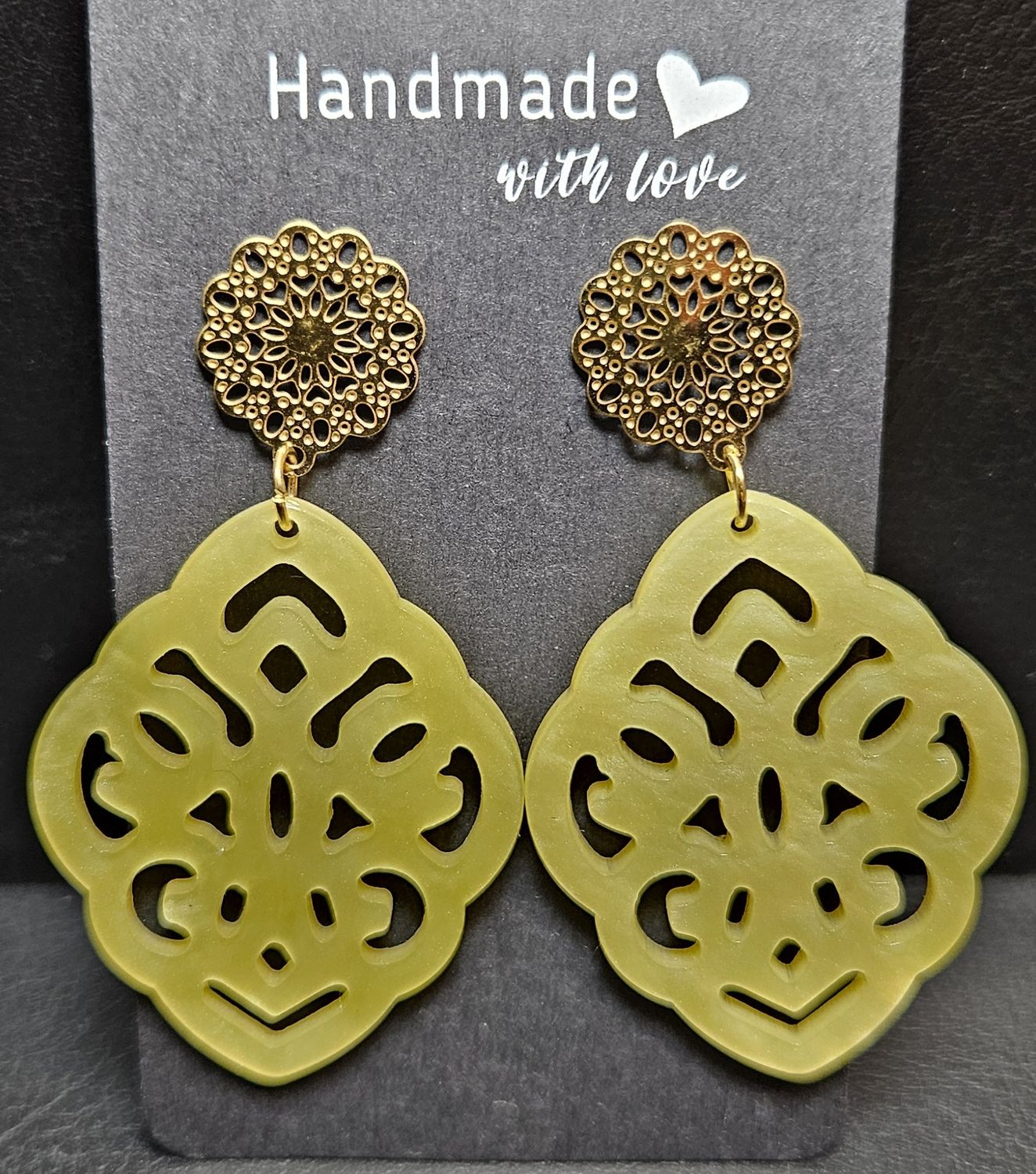 Polymerohrringe mit Blumenstecker