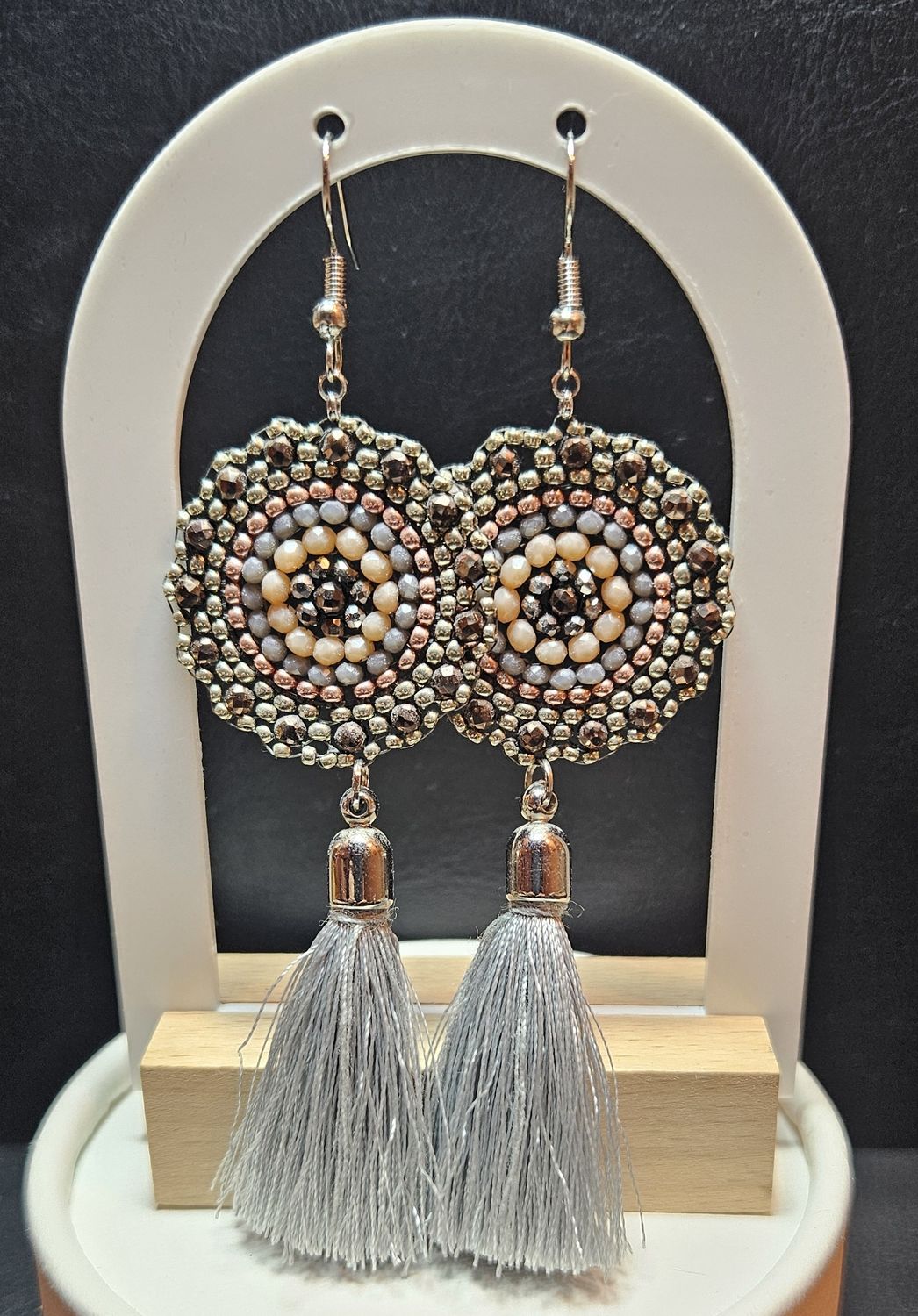 Perlenohrringe einteilig mit Ohrhaken rund mit Quaste