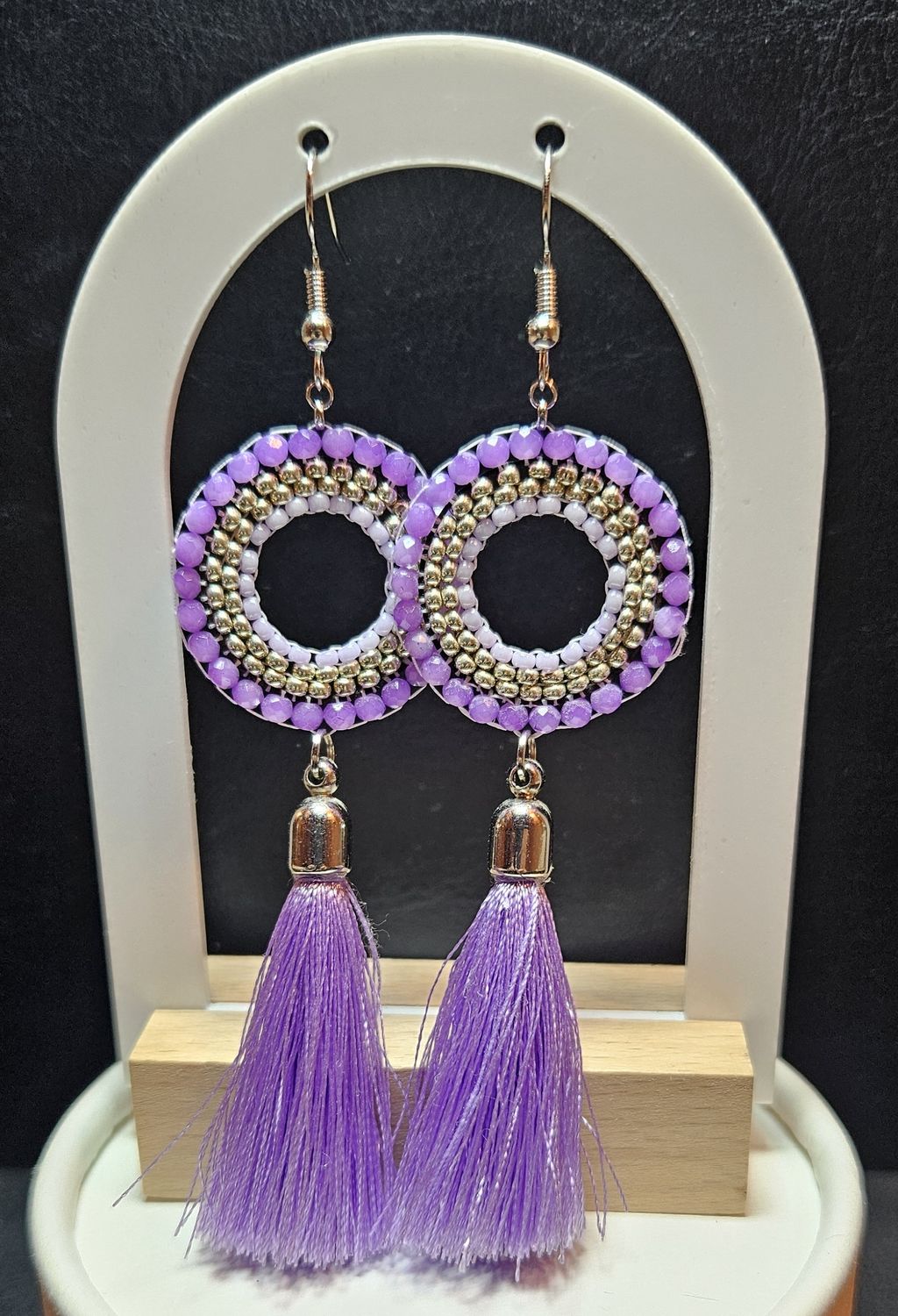 Perlenohrringe einteilig mit Ohrhaken rund mit Quaste