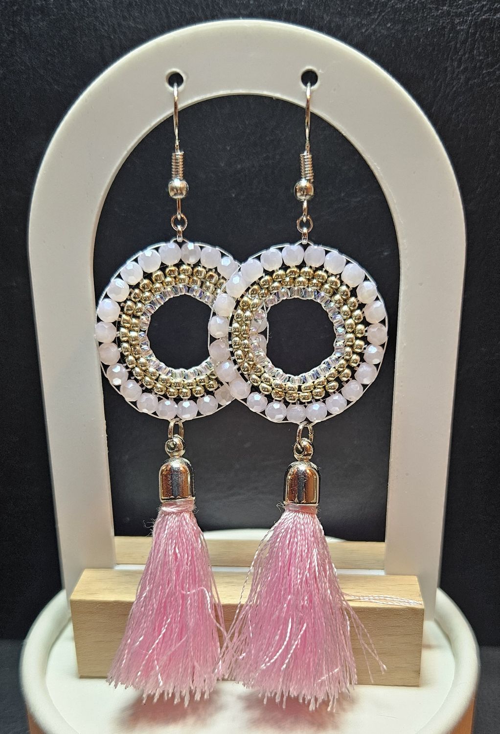 Perlenohrringe einteilig mit Ohrhaken rund mit Quaste