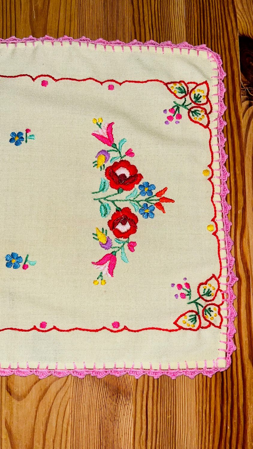 Żółta serwetka z kwiatami