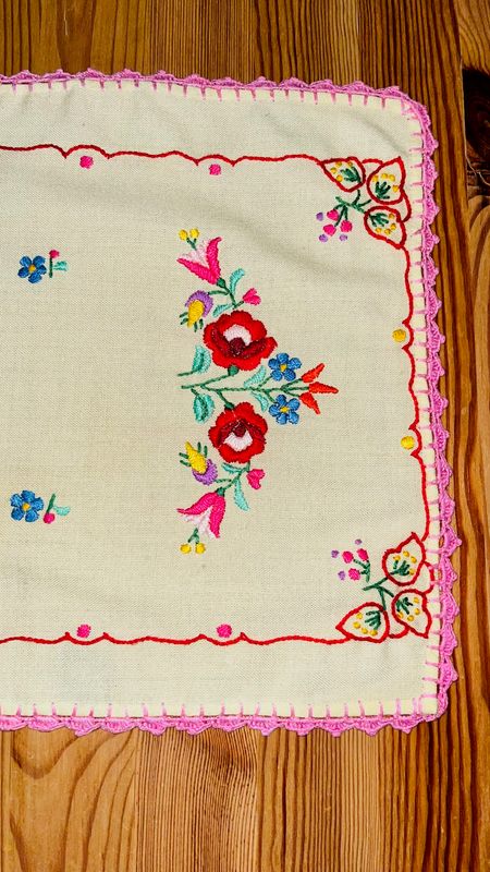 Żółta serwetka z kwiatami