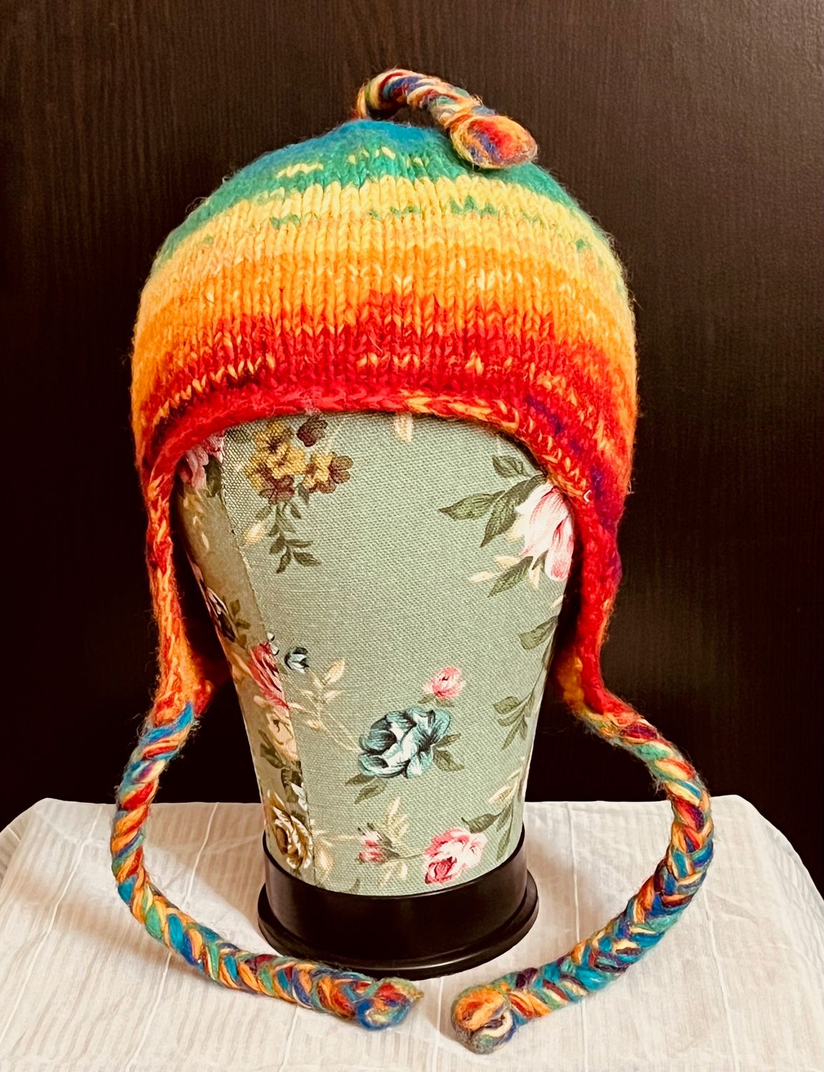 Tęczowa czapka z odzysku