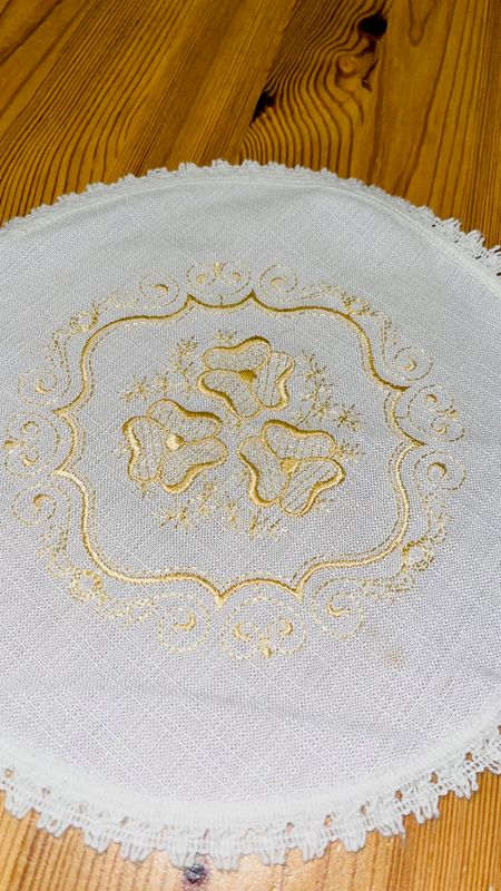 Serwetka ze złotymi bratkami