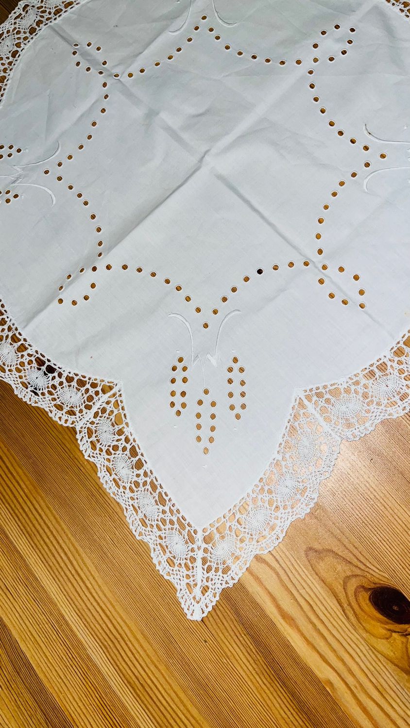 Serwetka z haftem Richelieu i białymi kwiatkami