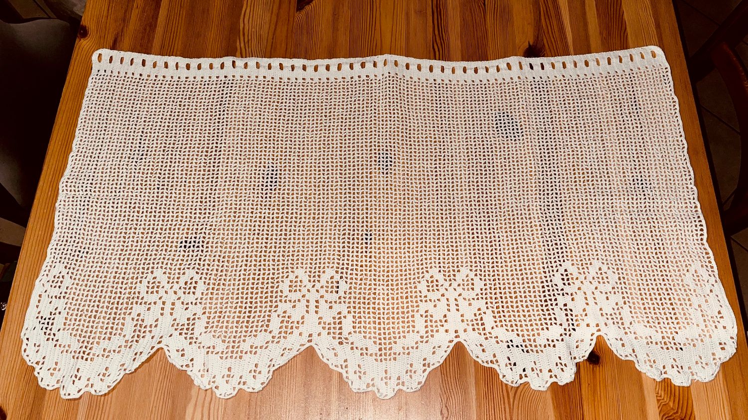 Szydełkowa zazdrostka z kokardami