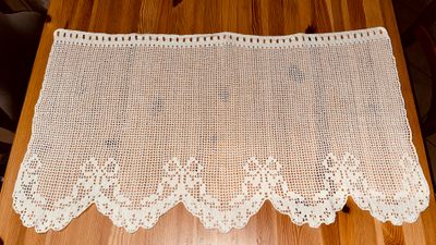 Szydełkowa zazdrostka z kokardami