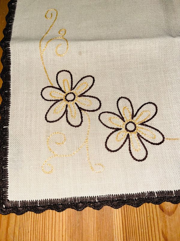 Serwetka ecru z brązowymi kwiatami