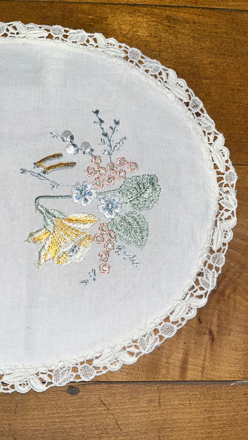 Owalna serwetka z polnymi kwiatami i baziami