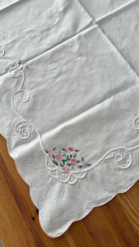 Obrusik z różyczkami