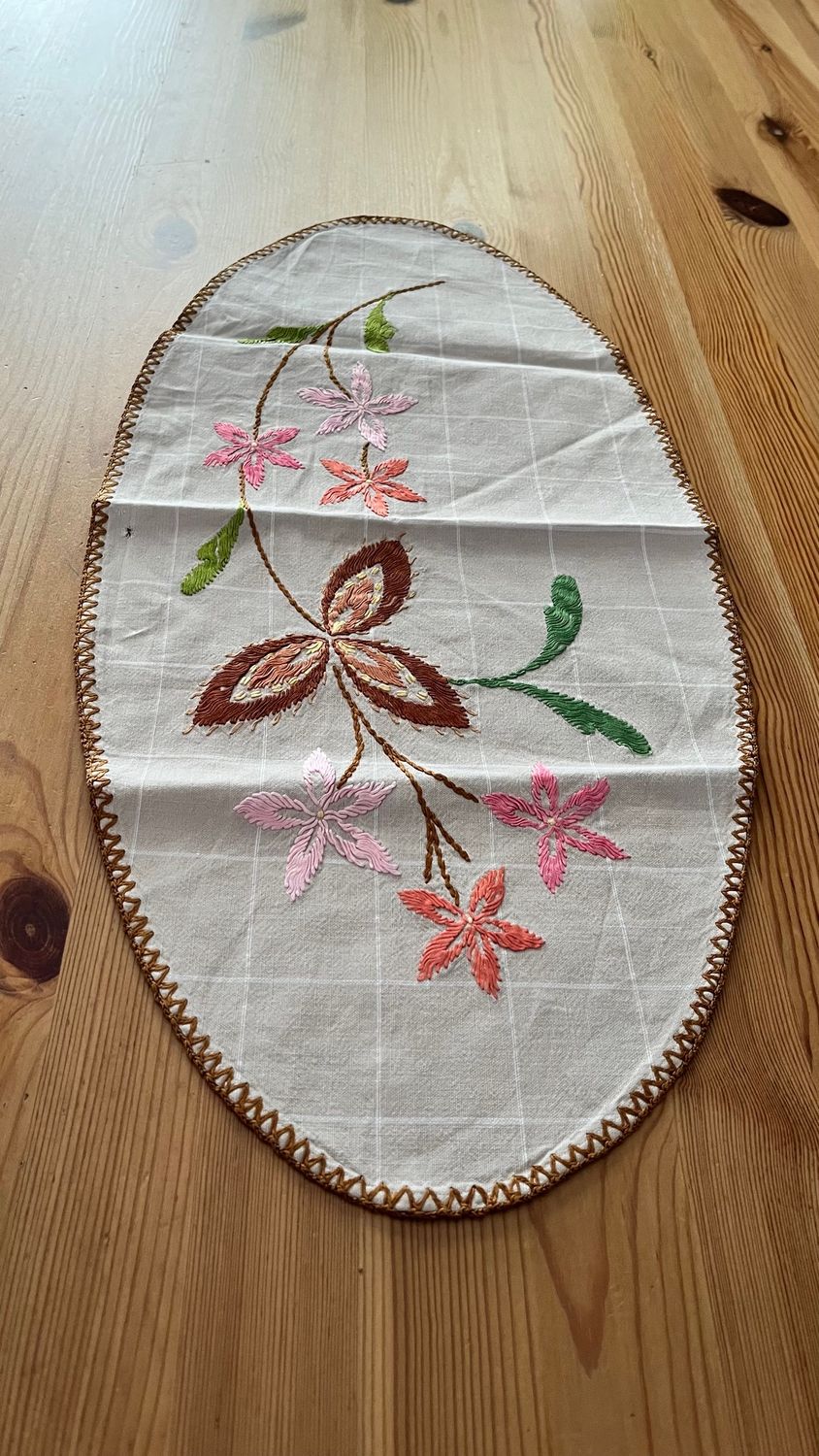 Bieżniczek z brązowym kwiatem