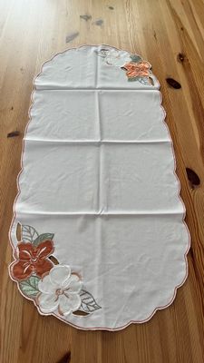 Bieżnik z brązowym i białym kwiatem