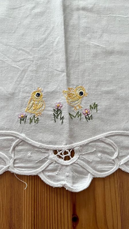 Obrusik kurczaczki z aplikacją w kwiaty