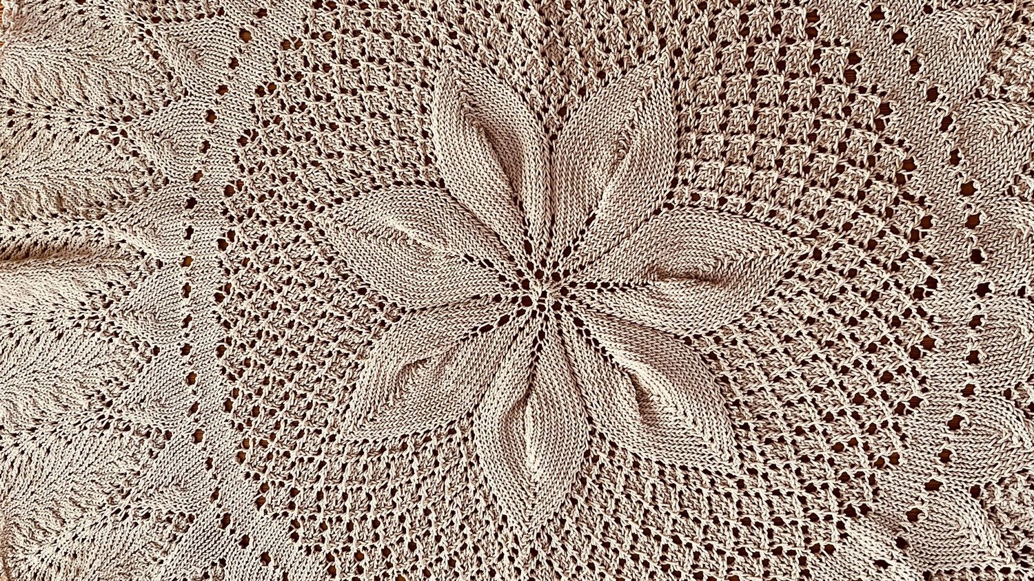 Okrągły obrusik na drutach