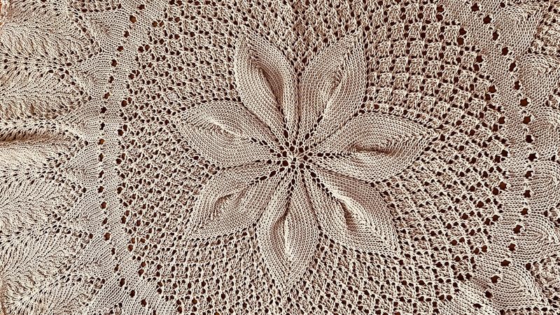 Okrągły obrusik na drutach