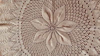 Mały obrus na drutach (R1006)