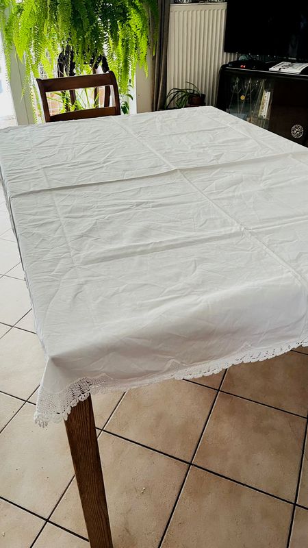 Obrus kwadratowy, ale trochę owalny