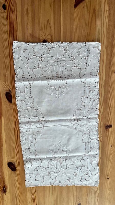 Biały bieżnik z mereżką i białymi kwiatami