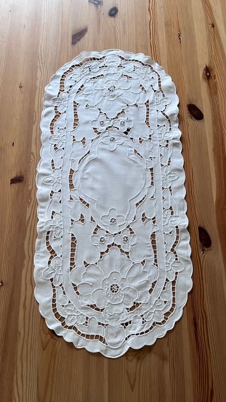 Bieżnik vintage z haftem Richelieu - białe kwiaty (R1073) Bieżnik vintage z haftem Richelieu - białe kwiaty (R1073)