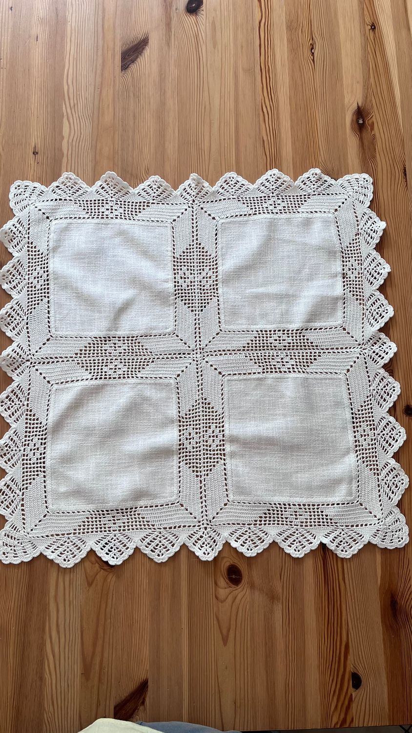 Serwetka vintage z materiału i szydełkowej koronki wykonanej technika filet (R1071) Serwetka vintage z materiału i szydełkowej koronki wykonanej technika filet (R1071)