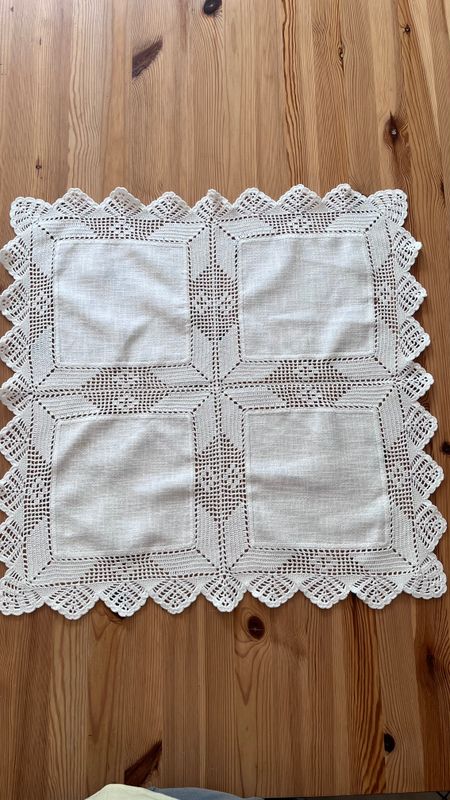 Serwetka vintage z materiału i szydełkowej koronki wykonanej technika filet (R1071) Serwetka vintage z materiału i szydełkowej koronki wykonanej technika filet (R1071)