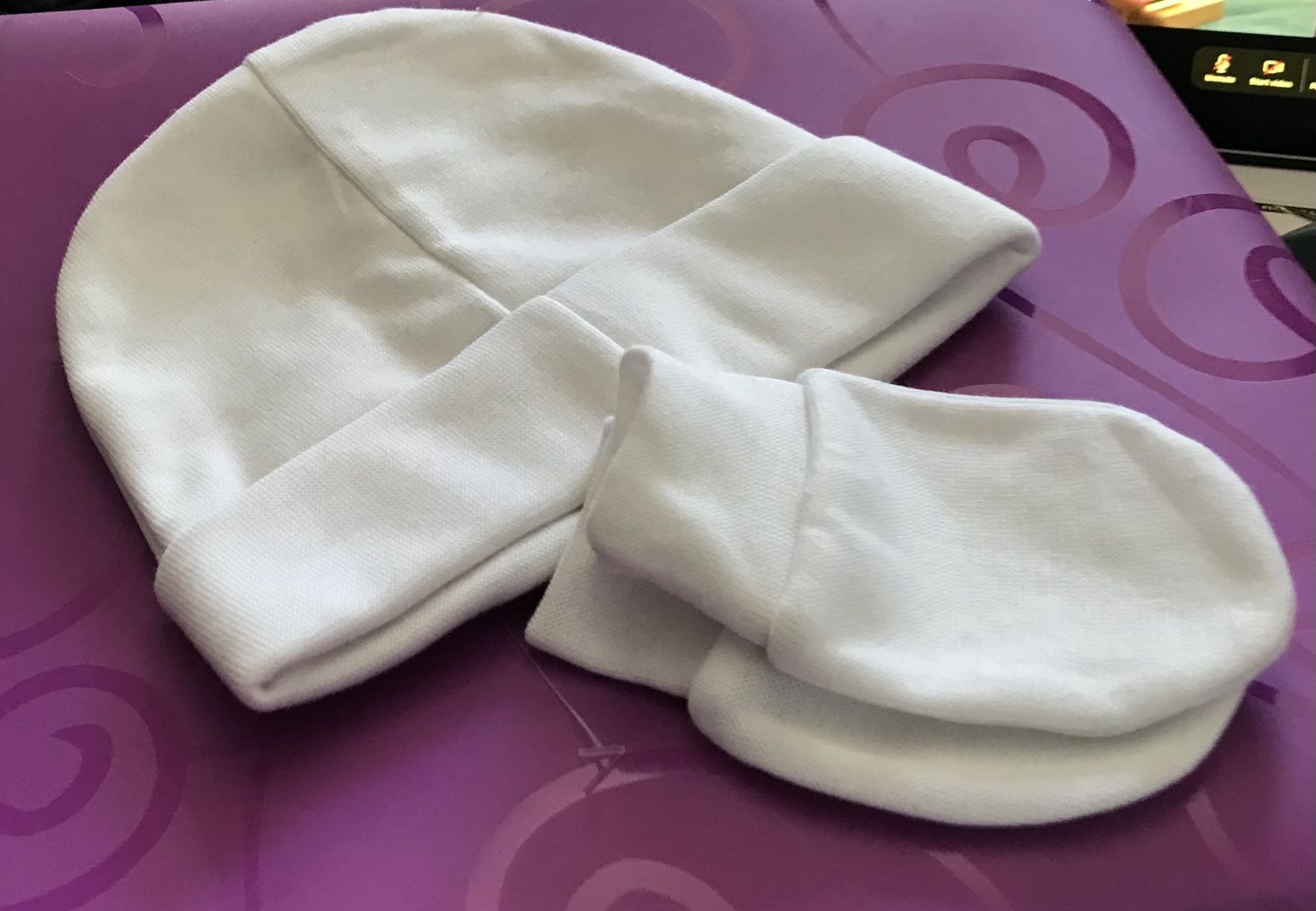 Baby’s hat with socks white