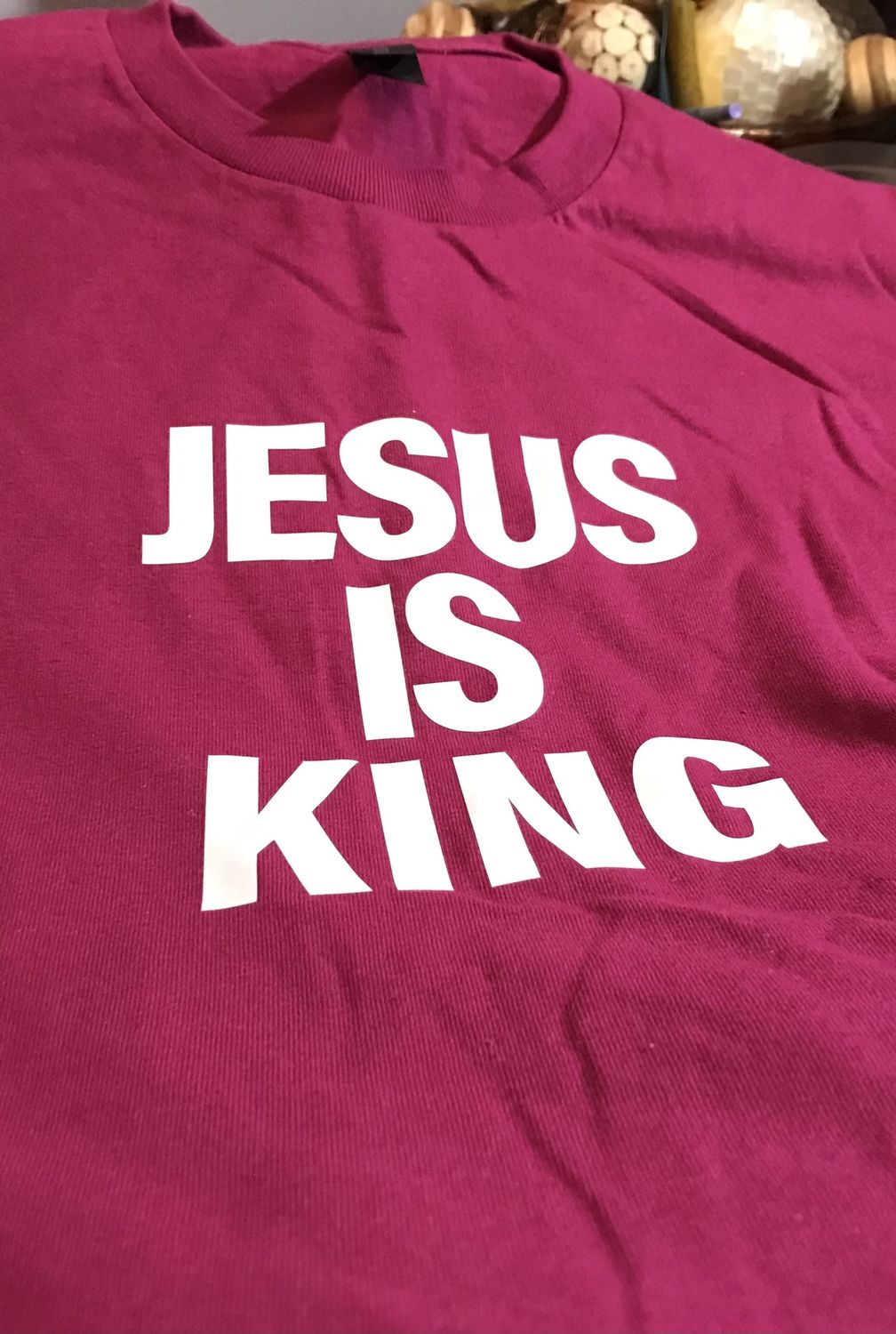 Jesus is king T-shirt burgandy