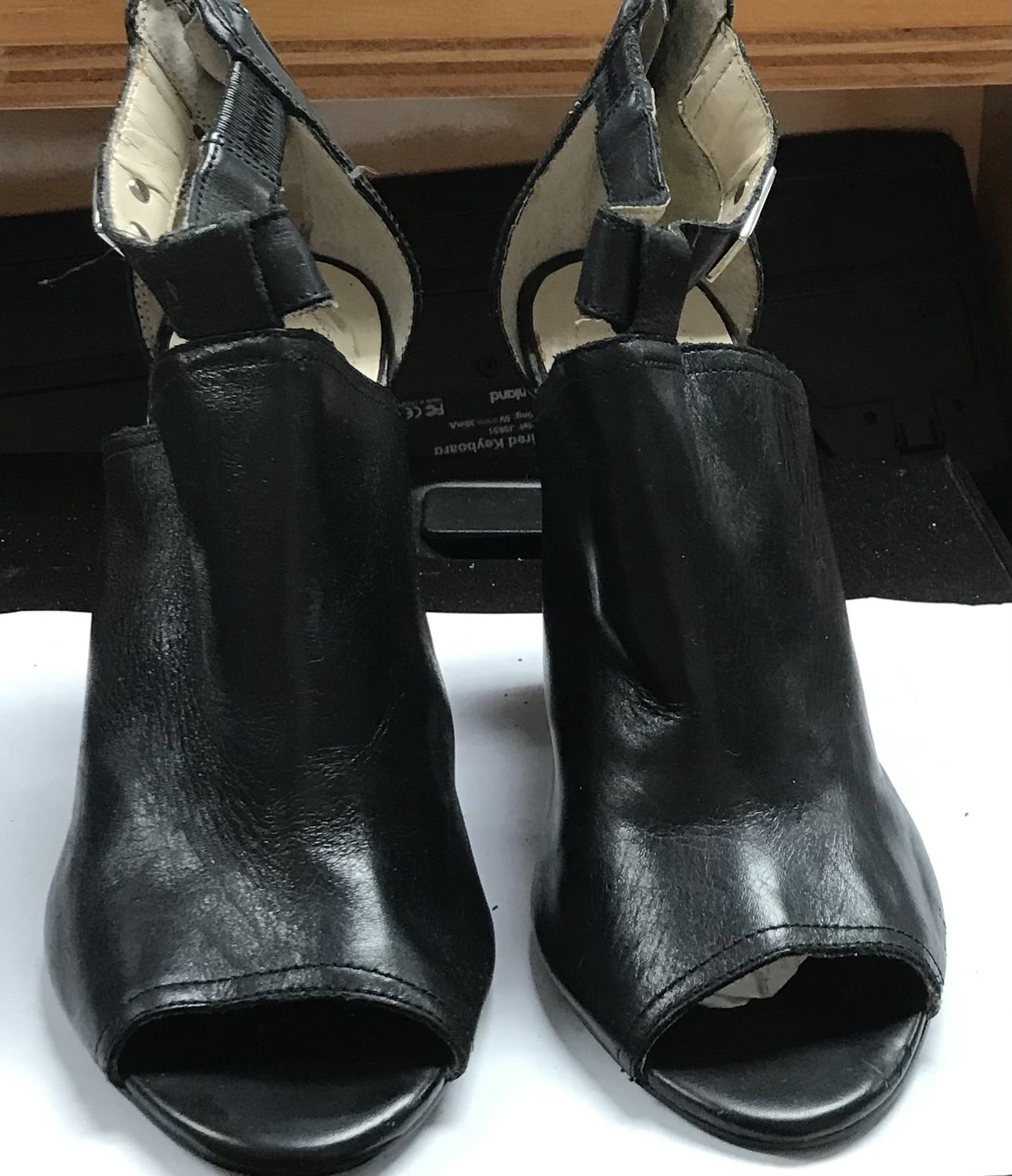 Guess Shoe Pre- Owned size 9M