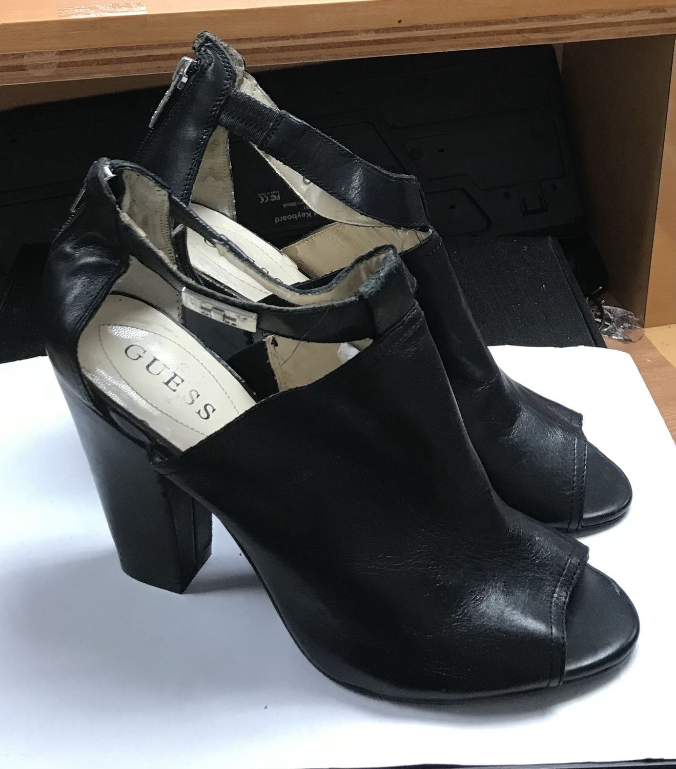 Guess Shoe Pre- Owned size 9M
