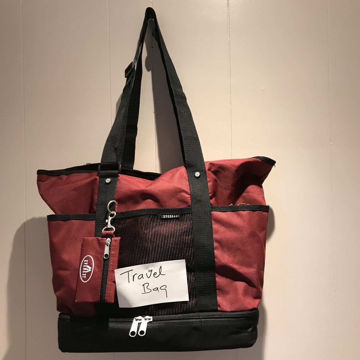 Travel bag with a zipped compact at th bottom burgundy