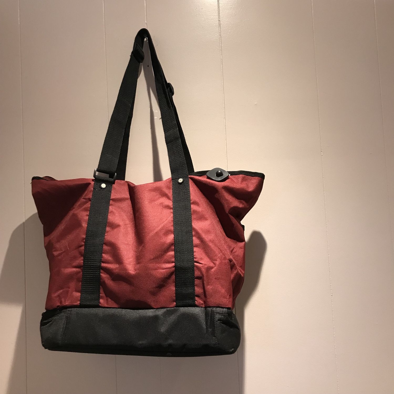 Travel bag with a zipped compact at th bottom burgundy