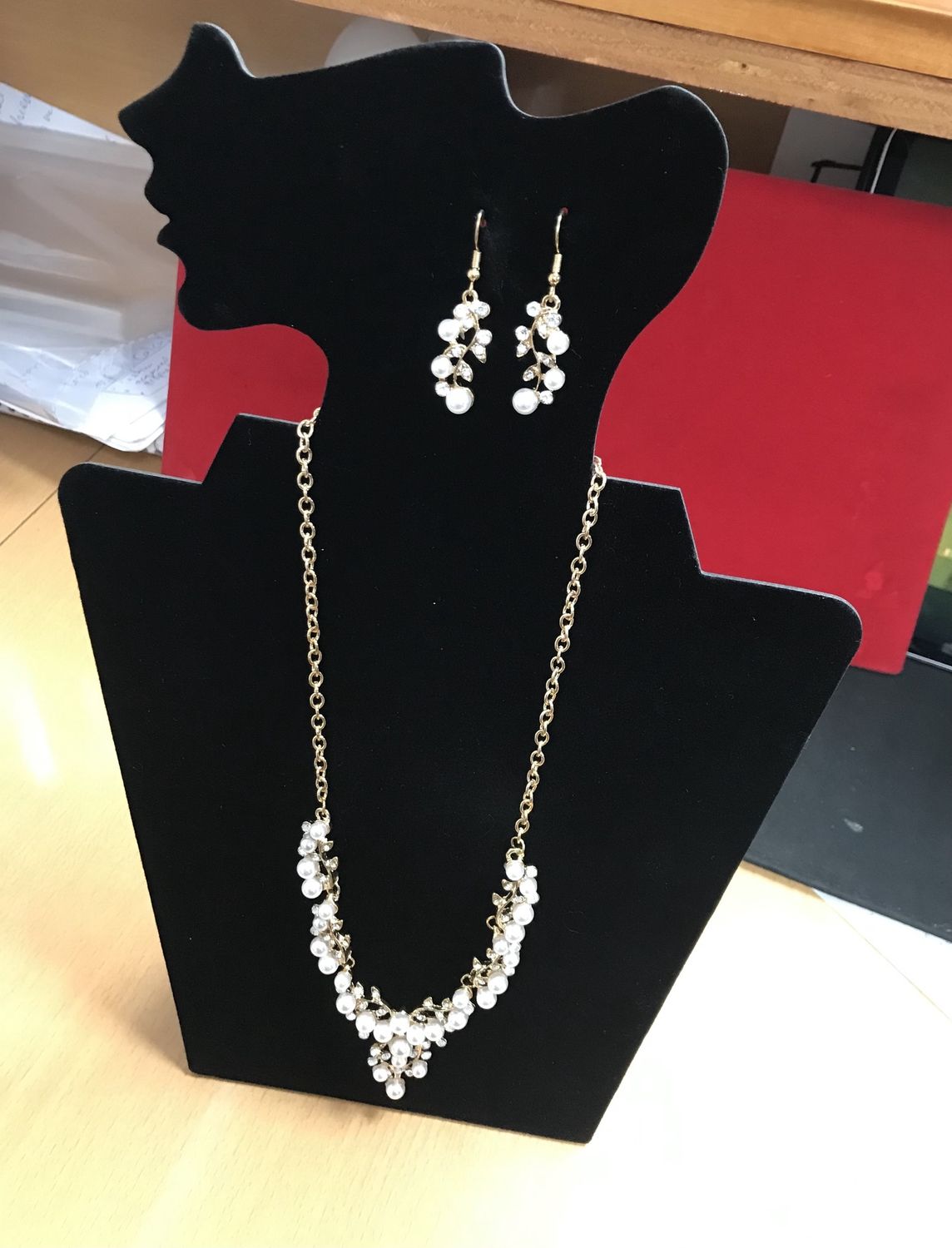 Beautiful Fashion Jewelry Gold TonePearl Necklace with Earrings.