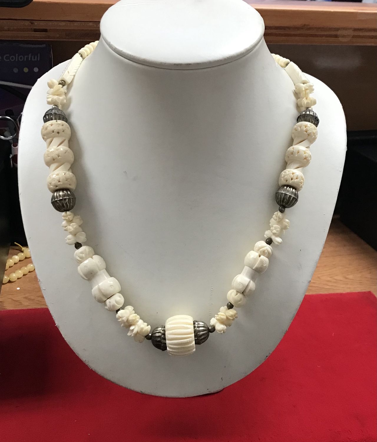 Beautiful Costume Neclace 28 inches