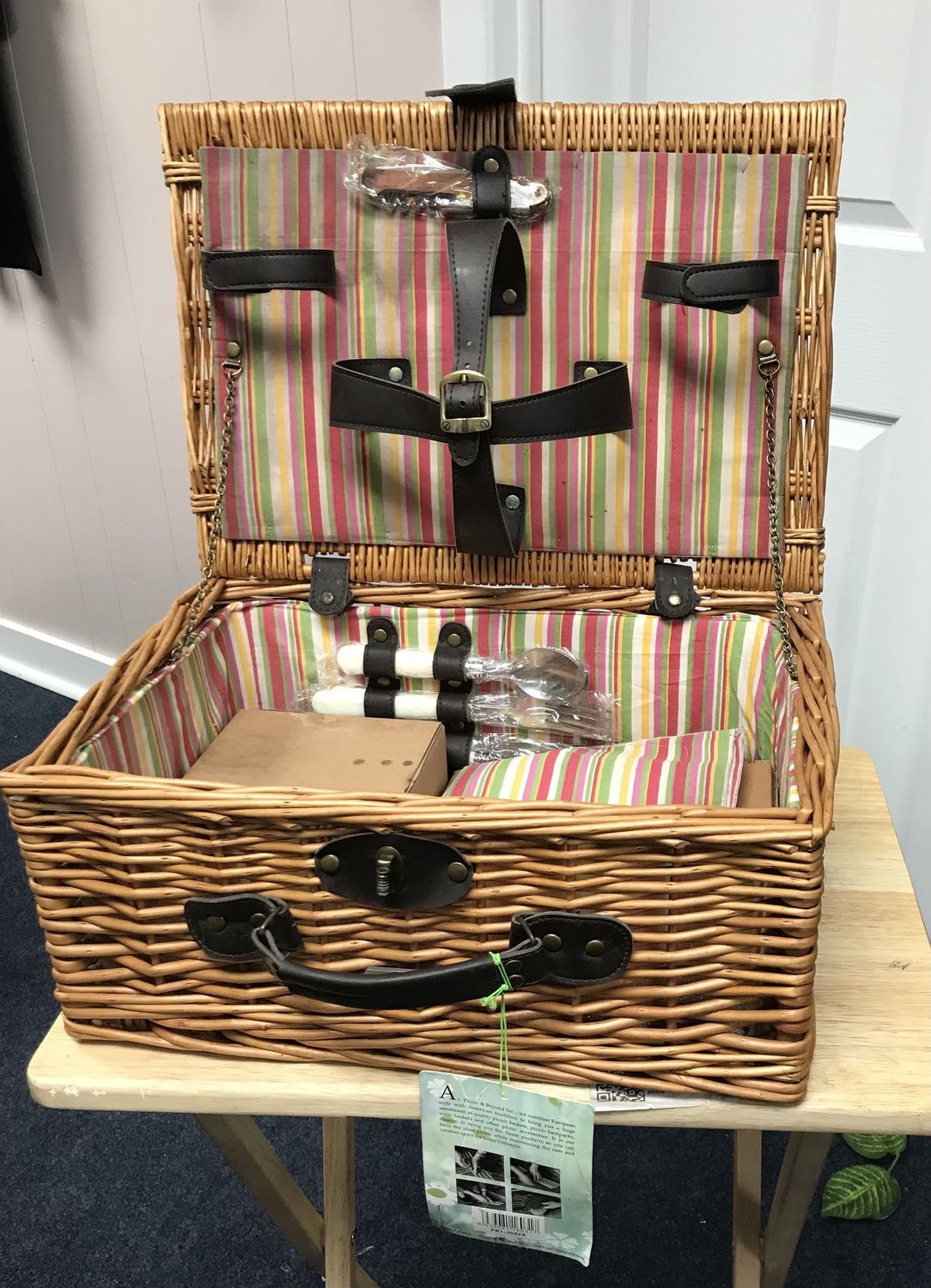 Picnic Basket with complete cutlery for 2
