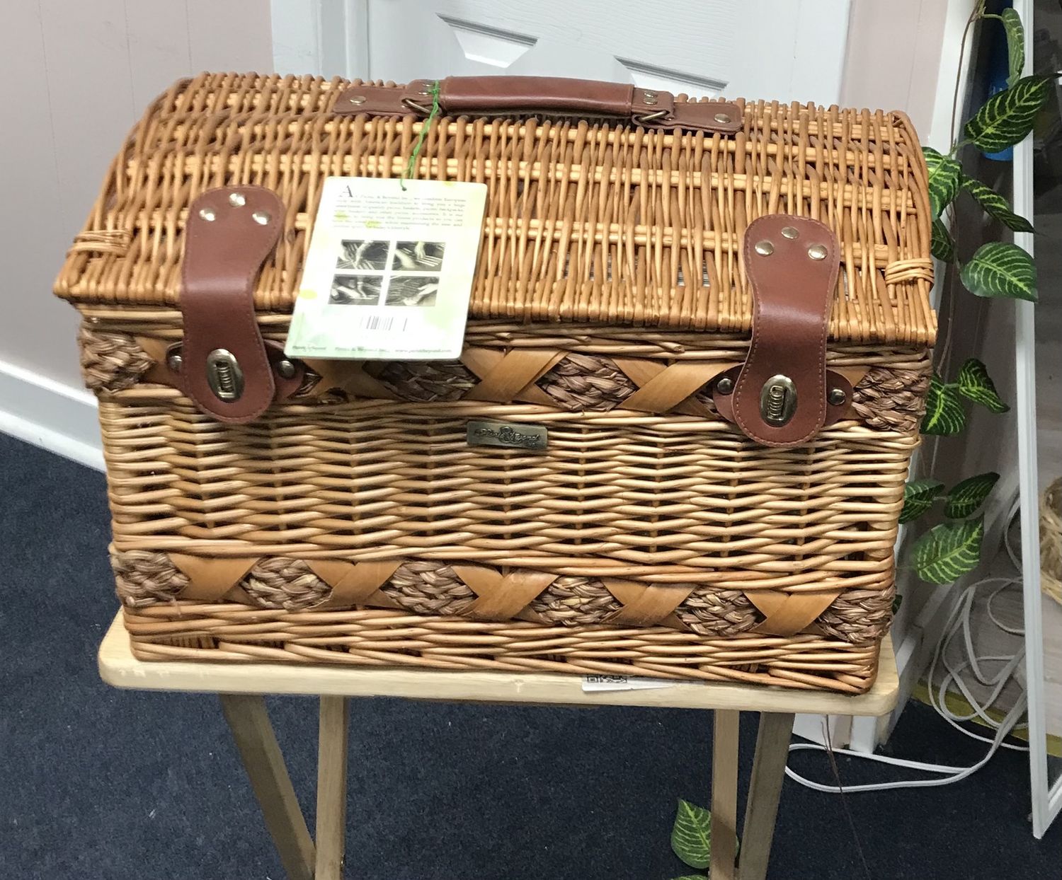 Picnic Basket 4 with complete cutlery set and a Shoulder strap for carriage