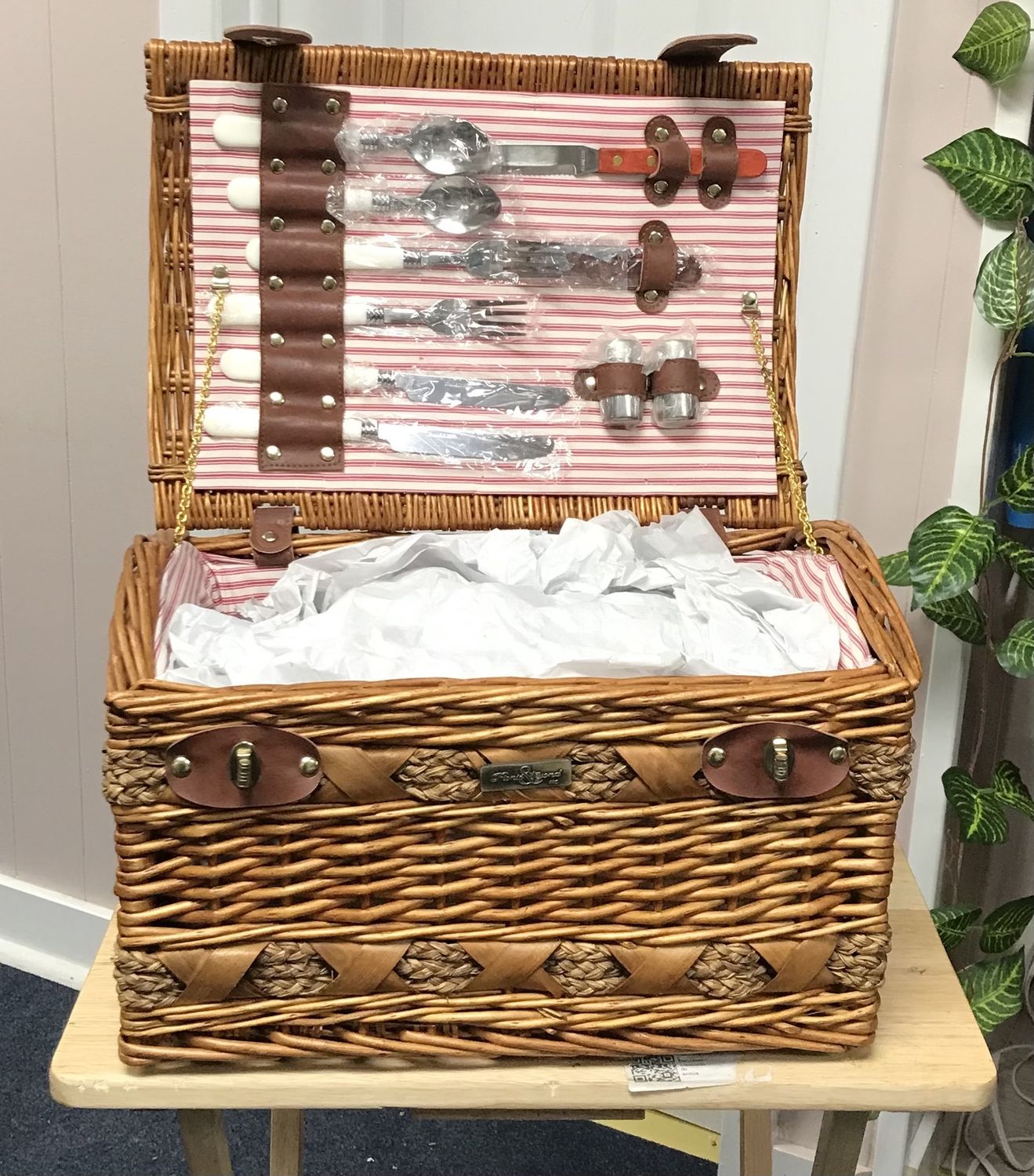 Picnic Basket with complete cutlery set for 2. Vintage