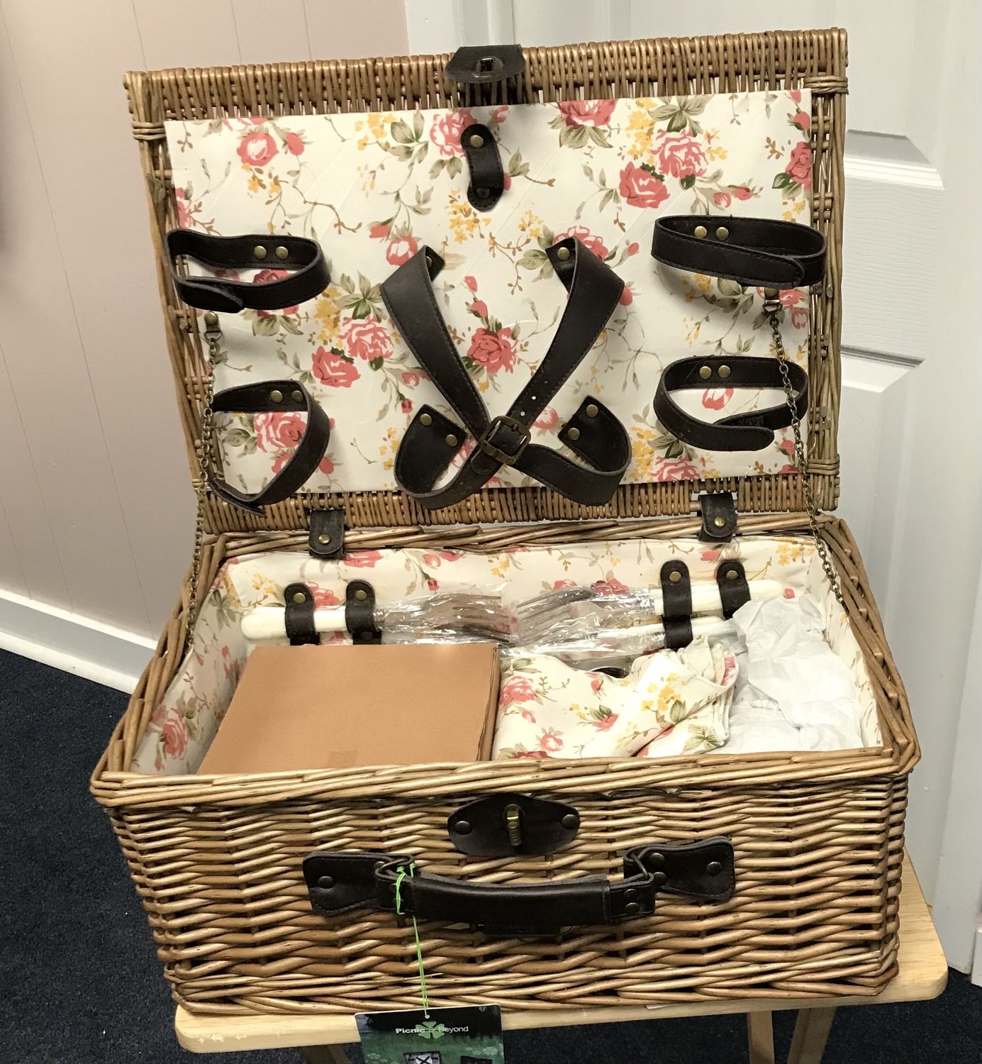 Picnic Basket with complete cutlery set for 4.Vintage