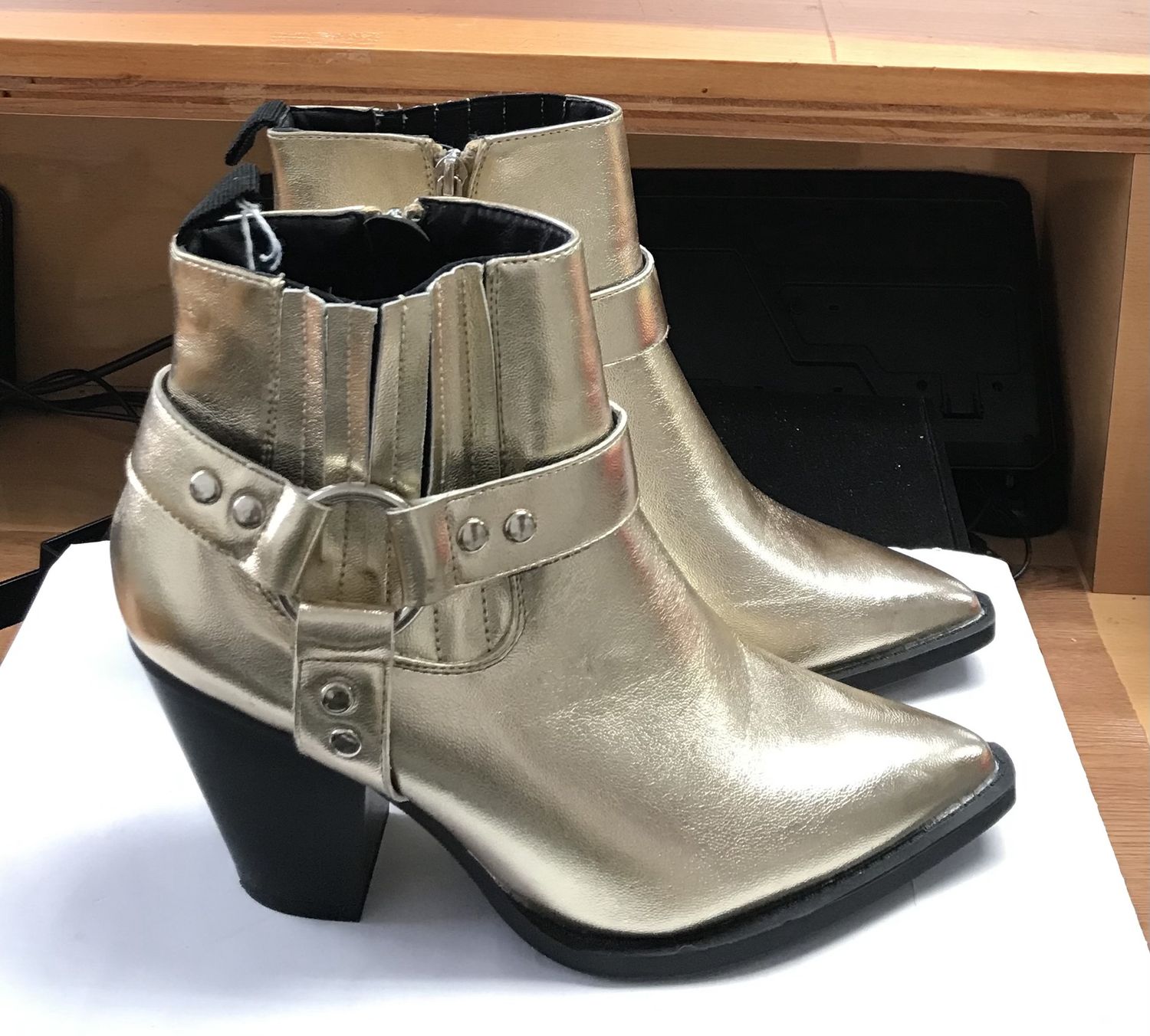 Fashion Nova shoe with side zipper Size 9