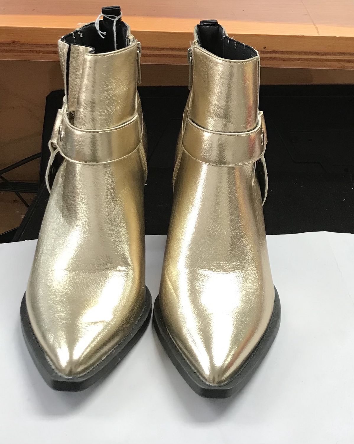 Fashion Nova shoe with side zipper Size 9