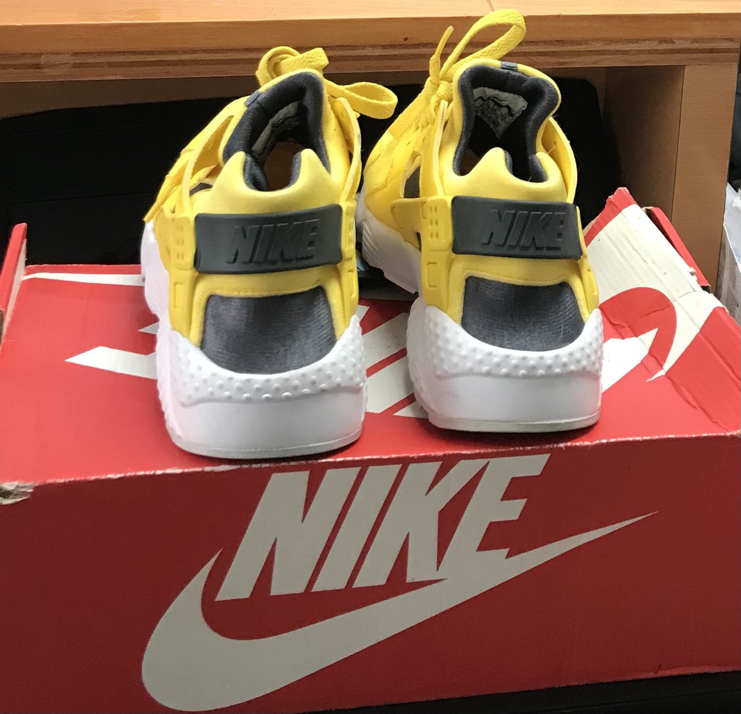 Nike Shoes Yellow Size 6Y