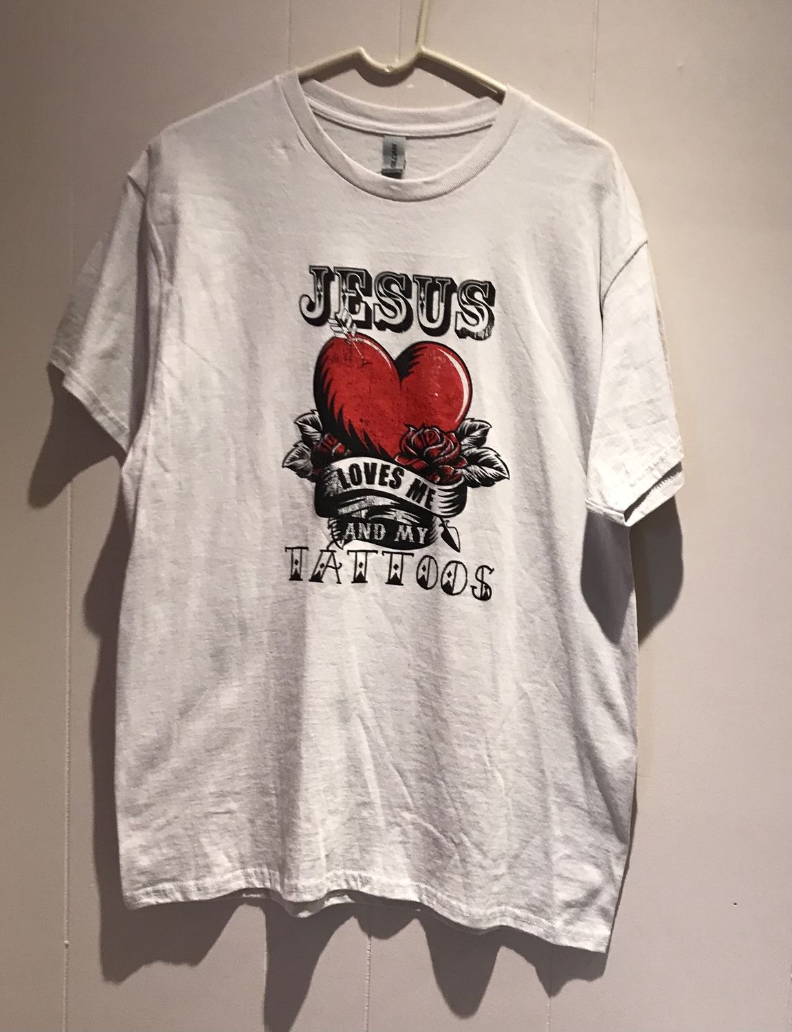 Design T-shirt GOD LOVES  ME