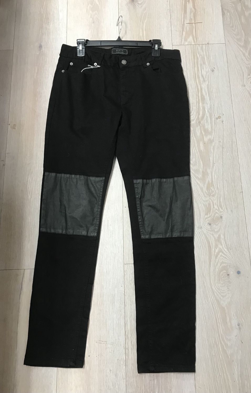 Men’s Jeans 34 x 32 with knee design Patch