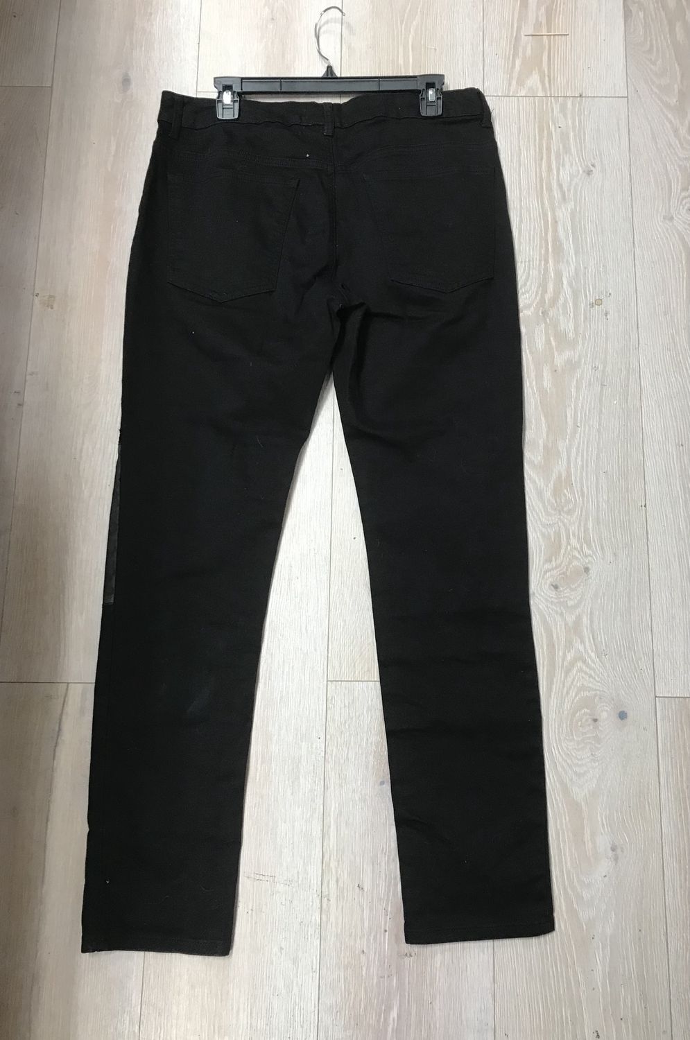 Men’s Jeans 34 x 32 with knee design Patch