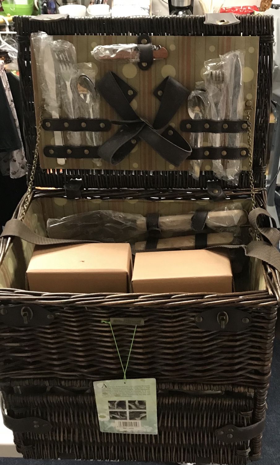 Picnic Basket for 4 with Complete cutlery set. Shoulder Strap. Large with  Insulated compartment