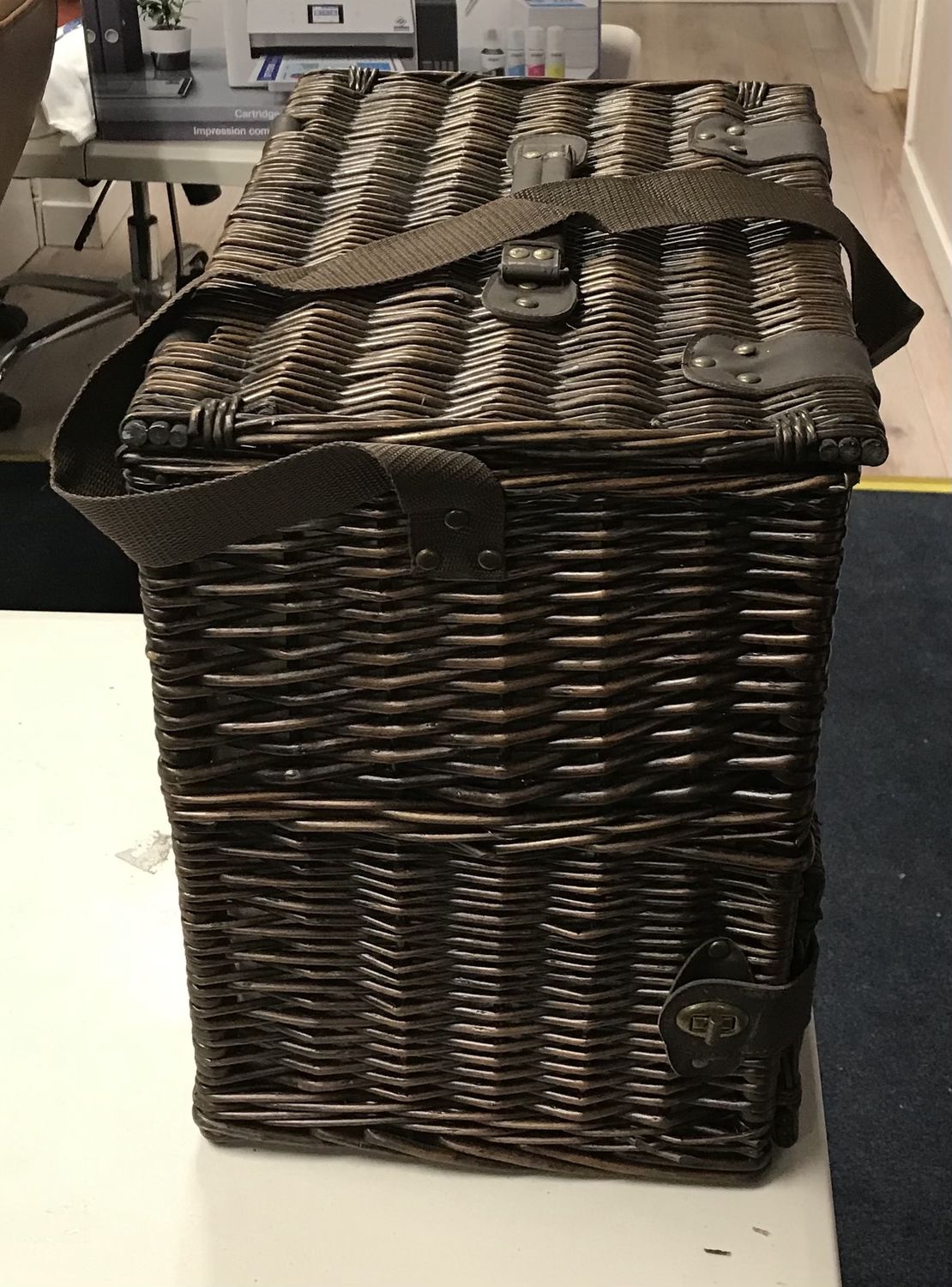 Picnic Basket for 4 with Complete cutlery set. Shoulder Strap. Large with  Insulated compartment