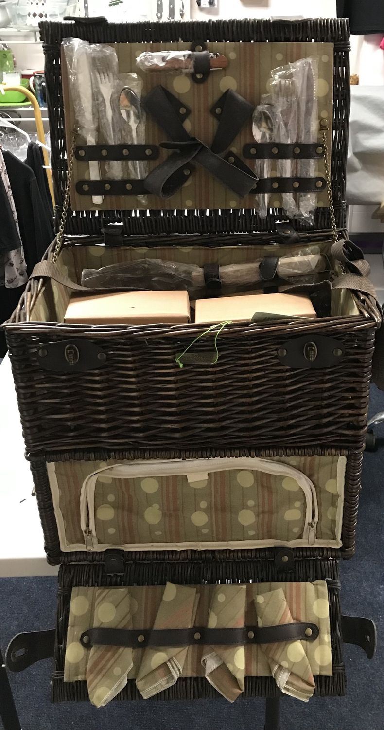 Picnic Basket for 4 with Complete cutlery set. Shoulder Strap. Large with  Insulated compartment