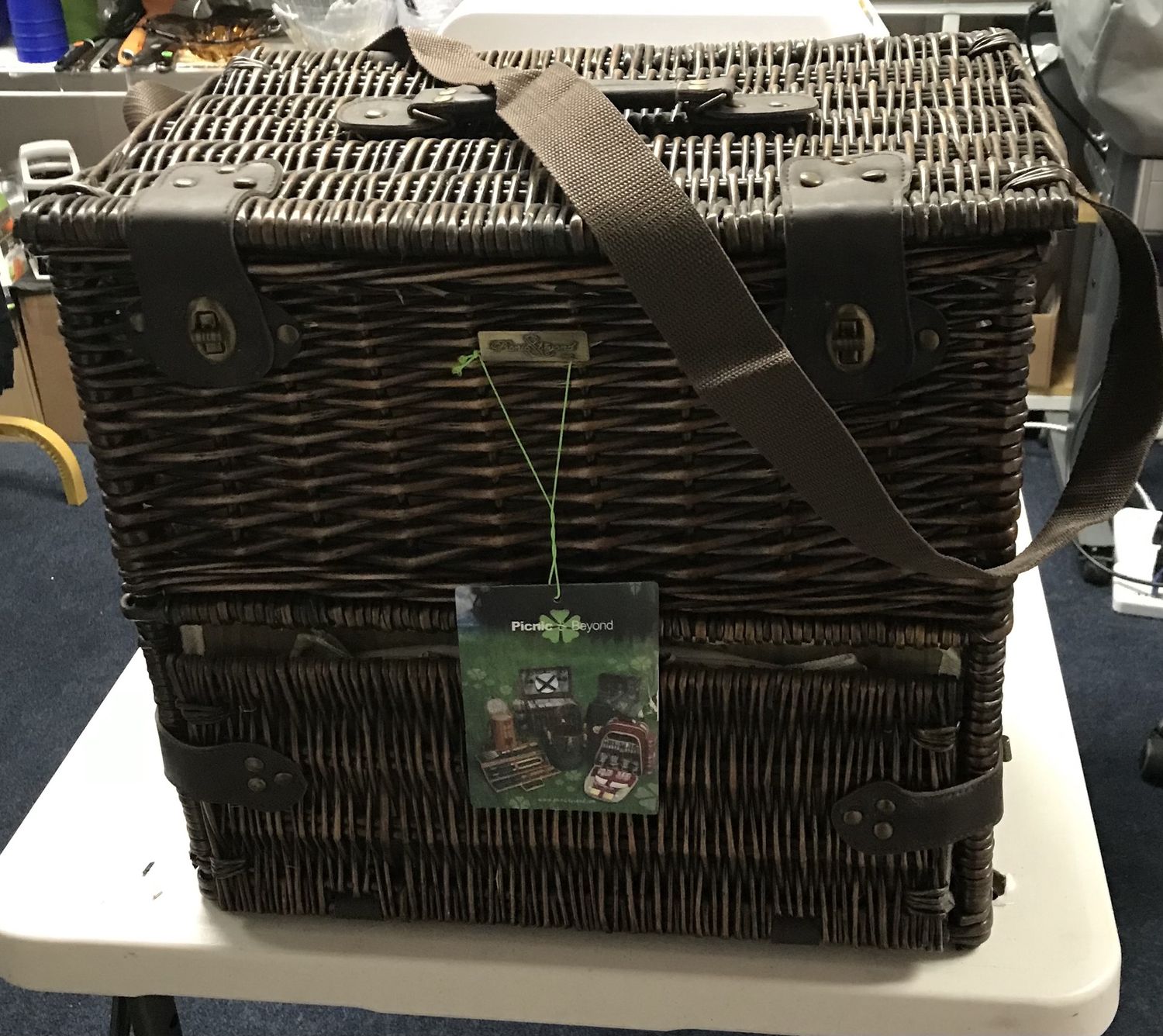 Picnic Basket for 4 with Complete cutlery set. Shoulder Strap. Large with  Insulated compartment