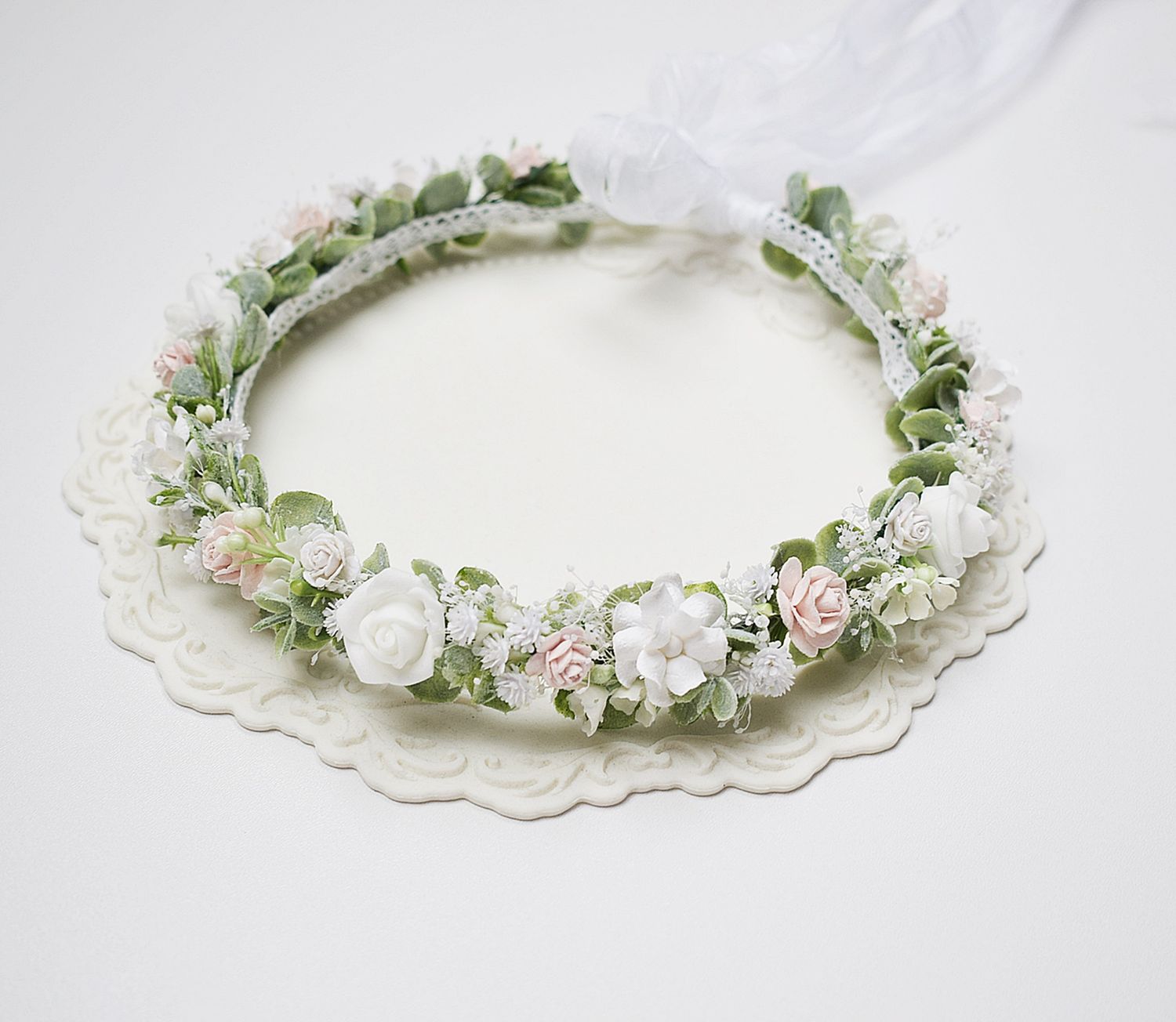 Wianek komunijny Białe róże, zieleń, drobne kwiaty