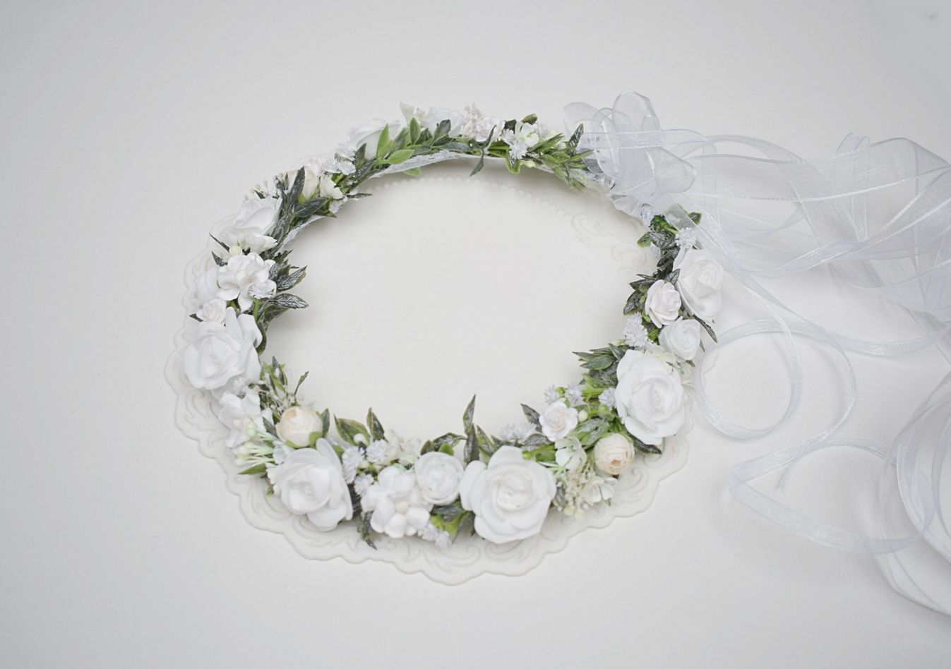 Wianek komunijny Białe róże, gipsówka.