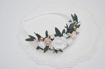 Opaska komunijna biel, pudrowy róż, zieleń, stabilizowany eukaliptus.